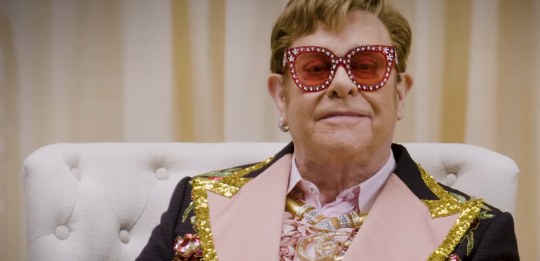 Elton John stelt fans gerust