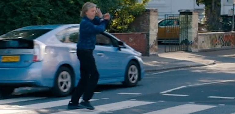 Auto stopt niet voor Paul McCartney op Abbey Road-zebrapad